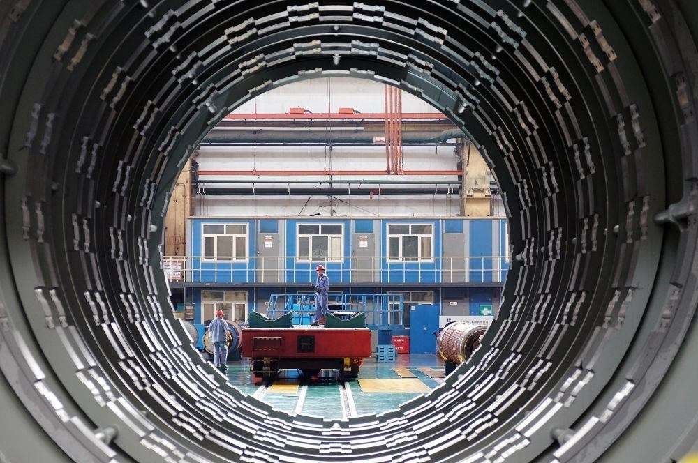 △2023年8月31日，工人在哈電集團(tuán)哈爾濱電機(jī)廠有限責(zé)任公司的水電分廠重型車間作業(yè)。