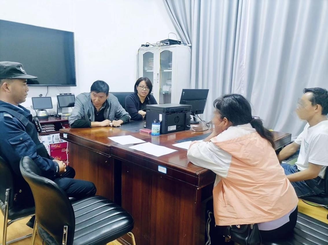 2023年8月4日，和立峰（左二）在調(diào)解一起家庭婚姻糾紛。受訪者供圖