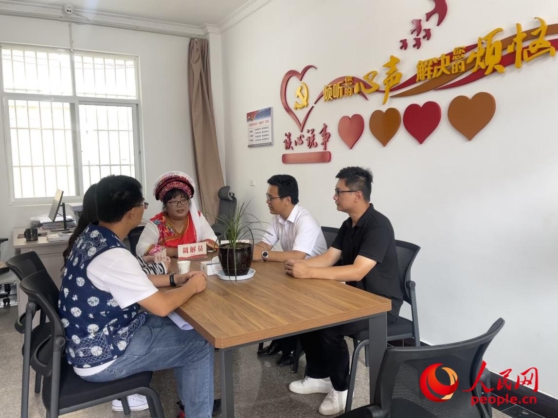 李雪娟（右三）和群眾交流。人民網(wǎng) 周靜圓攝