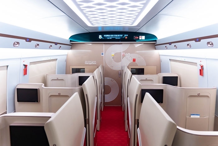 復(fù)興號(hào)亞運(yùn)智能動(dòng)車(chē)組列車(chē)。上海鐵路局融媒體中心供圖