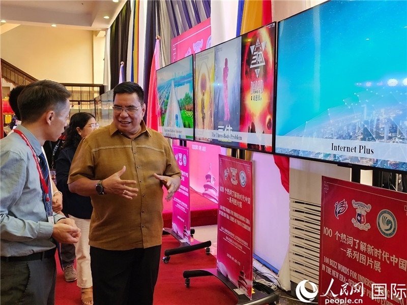 圖為菲律賓國家圖書館館長阿德里亞諾參觀新時代中國圖片展。人民網(wǎng)記者樊帆攝