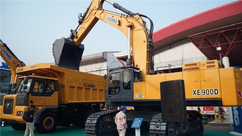 徐工集團展出的90噸礦用挖掘機與80噸自卸車。石偉攝影