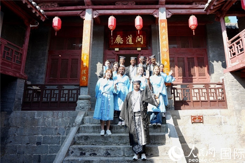 圖為選手們在海會書院內(nèi)合影留念。人民網(wǎng) 盧鵬宇攝