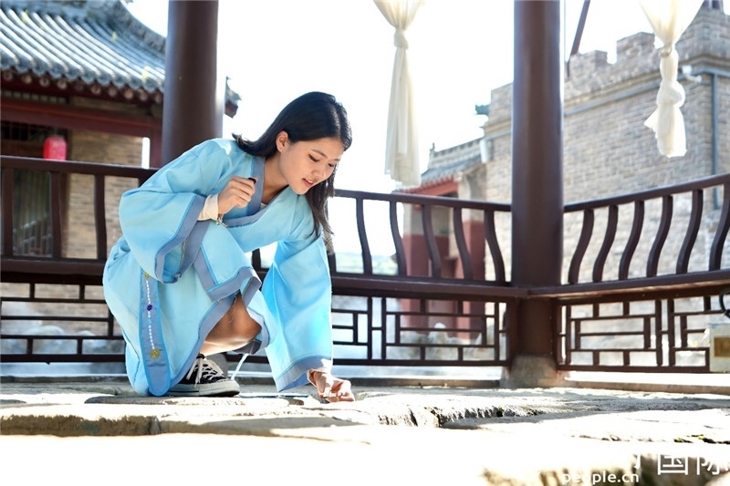 圖為選手在“曲水流觴亭”將“桃心”蠟燭放入渠中。人民網(wǎng) 盧鵬宇攝