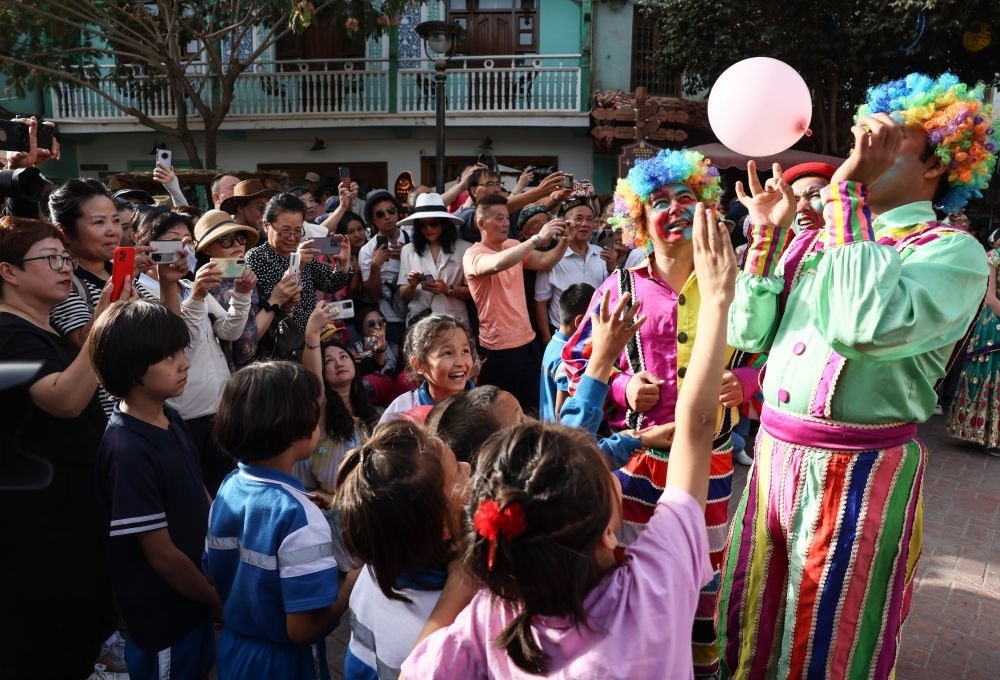 演員與小朋友在新疆喀什古城景區(qū)互動(dòng)（2023年9月7日攝）。新華社記者 蘭紅光 攝