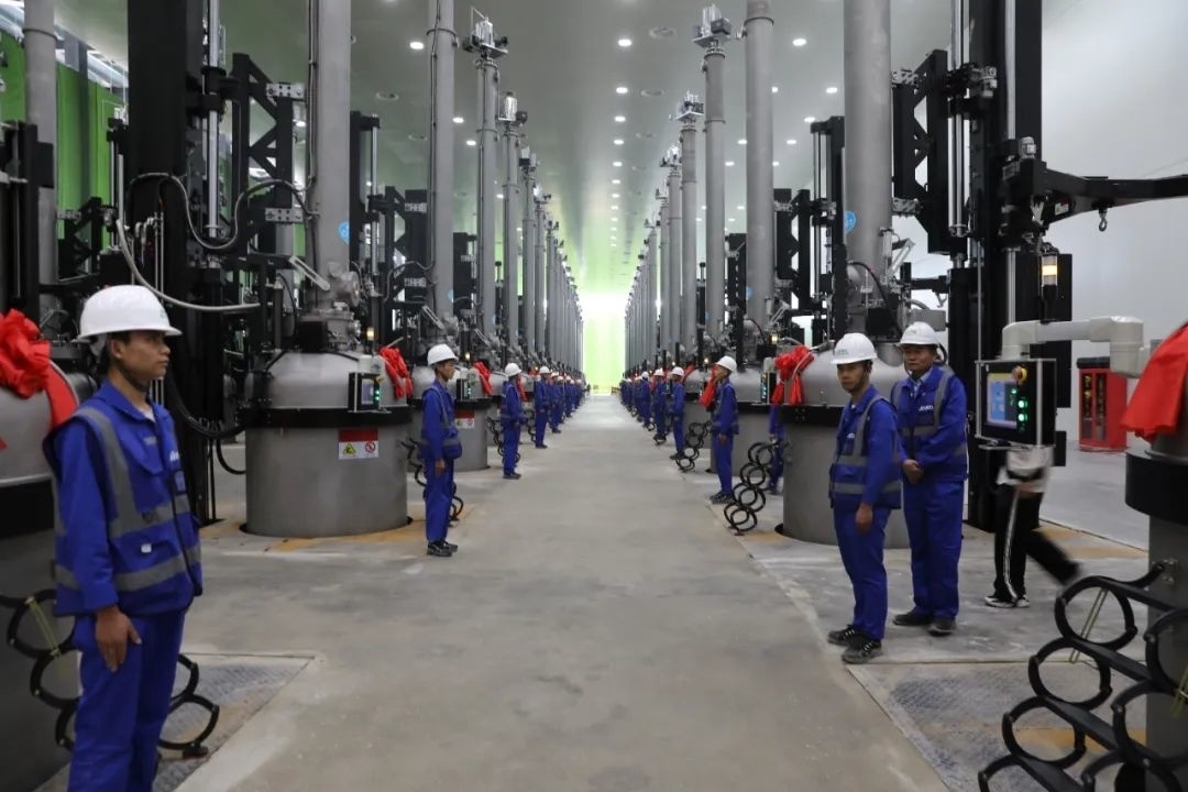 晶科能源二期20GW拉棒切方項(xiàng)目投產(chǎn)現(xiàn)場(chǎng)。南川工業(yè)園區(qū)管委會(huì)供圖