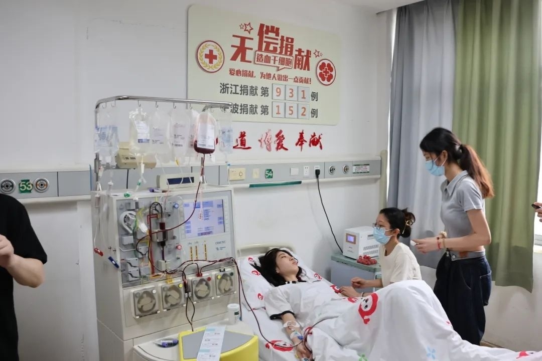 陸冰冰（右三）捐獻185毫升造血干細胞。受訪者供圖