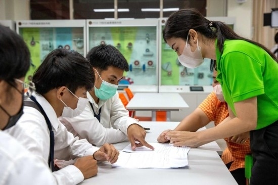 3月14日，在泰國大城府大城技術(shù)學(xué)院魯班工坊，教師（右一）給學(xué)生上課。新華社記者 王騰 攝