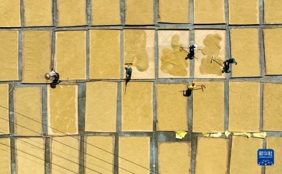 9月16日，在湖南省懷化市通道侗族自治縣萬佛山鎮(zhèn)溪上村，村民在晾曬稻谷（無人機照片）。