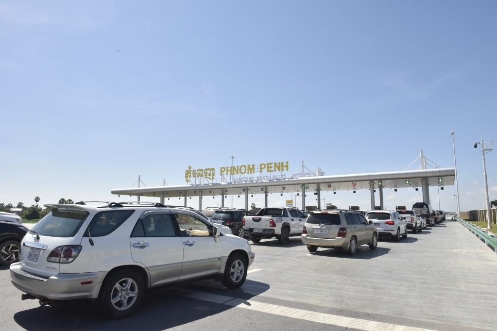 2022年11月7日，車輛在柬埔寨首都金邊的金港高速公路入口處排隊(duì)。金港高速公路連接柬埔寨首都金邊和該國(guó)最大深水海港西哈努克港。