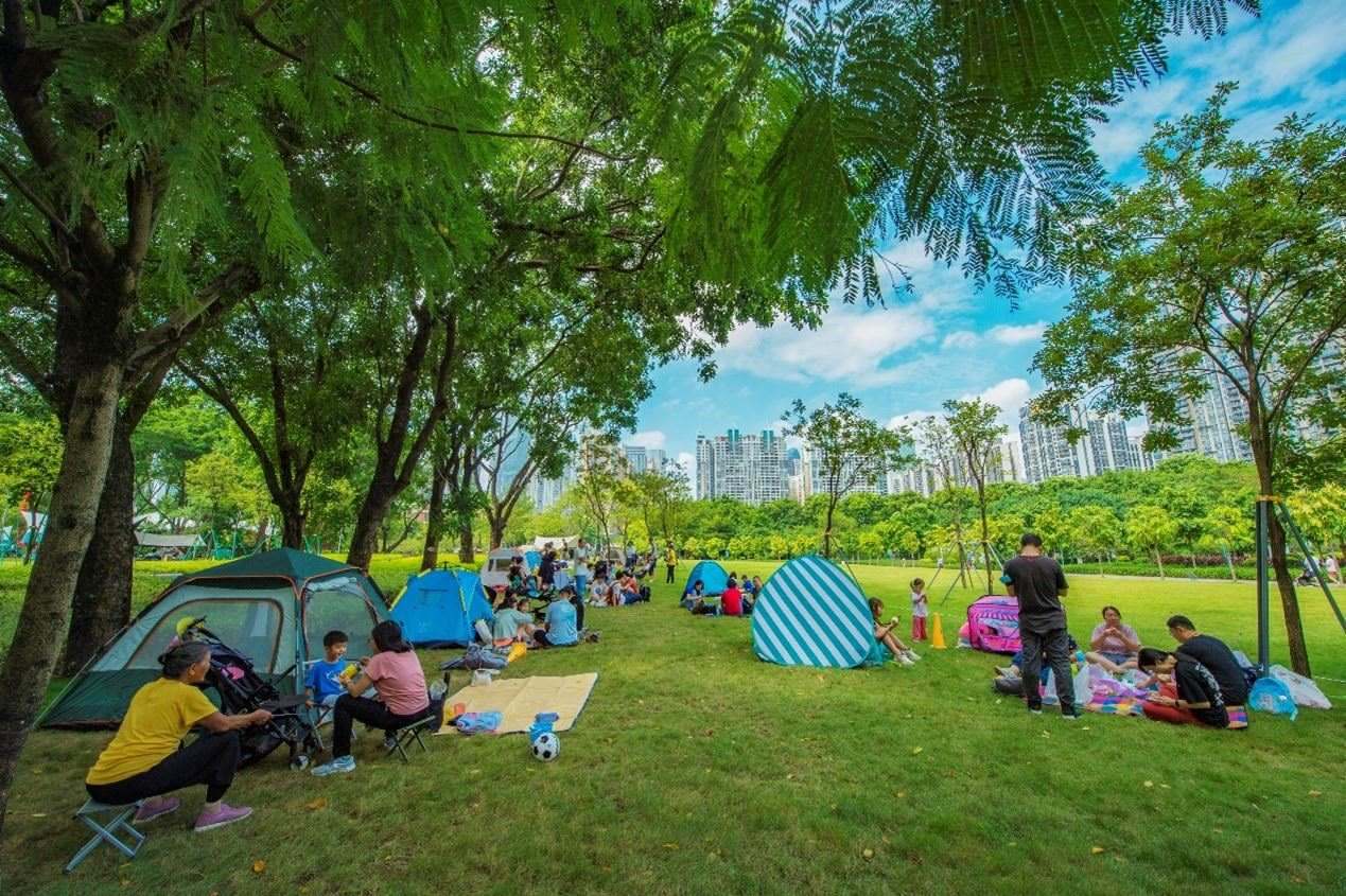 珠江公園內，居民們正露營休憩。受訪者供圖