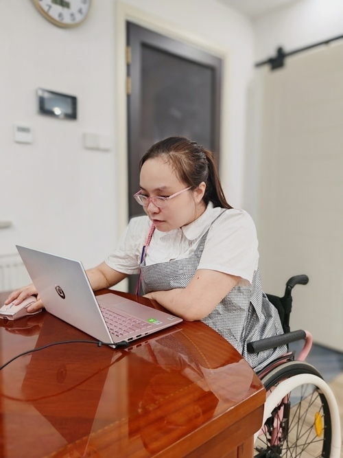 杜誠誠在準備電影講解稿。 魏涵玉攝