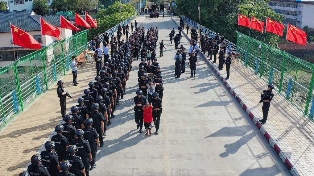 圖為涉詐犯罪嫌疑人移交我方。