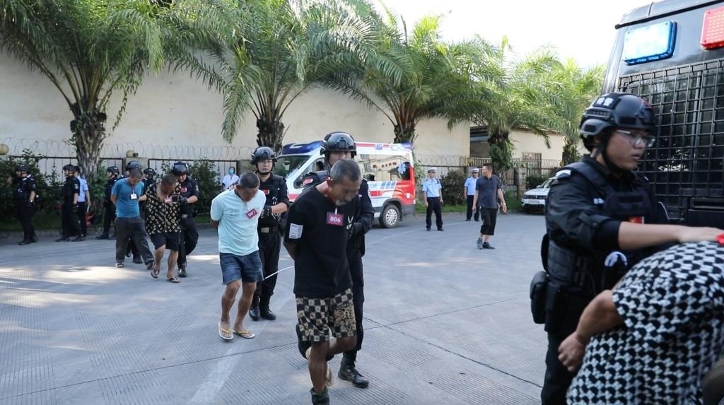 圖為涉詐犯罪嫌疑人移交我方。