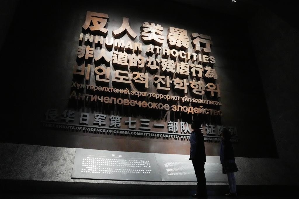 9月18日，青少年在侵華日軍第七三一部隊(duì)罪證陳列館內(nèi)參觀。新華社記者 王建威 攝