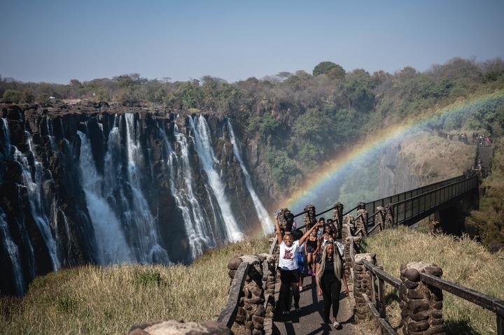 8月21日，游客在贊比亞觀賞維多利亞瀑布景色。
