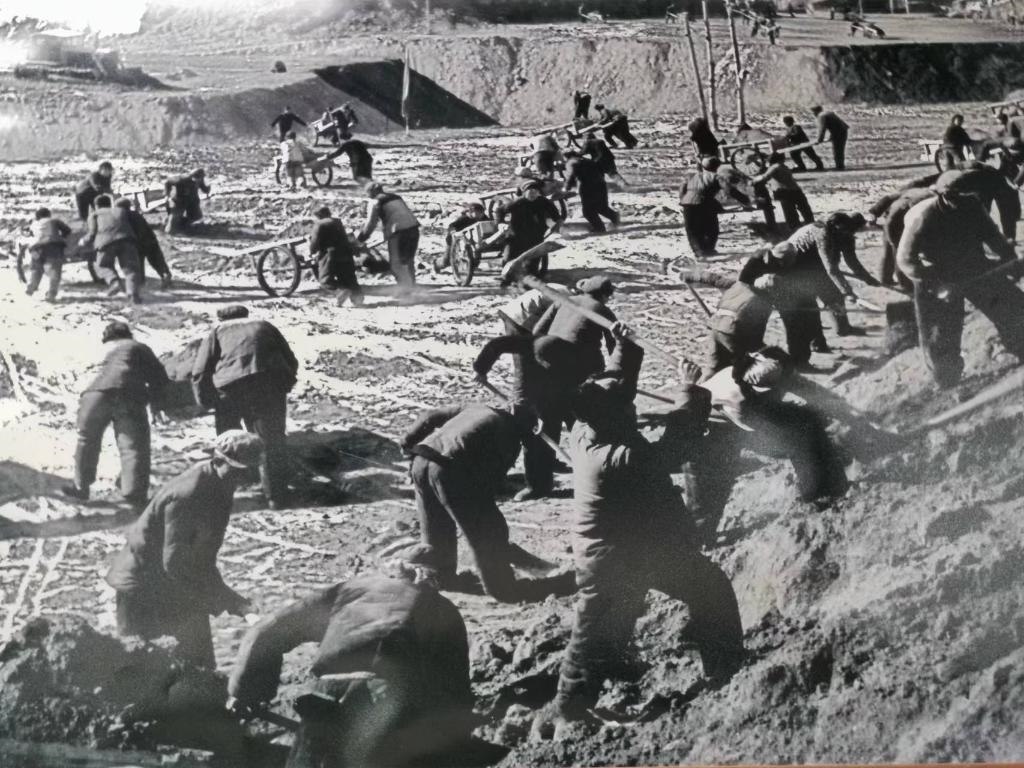 20世紀(jì)70年代，高西溝人治理水土流失場景。（資料圖片）