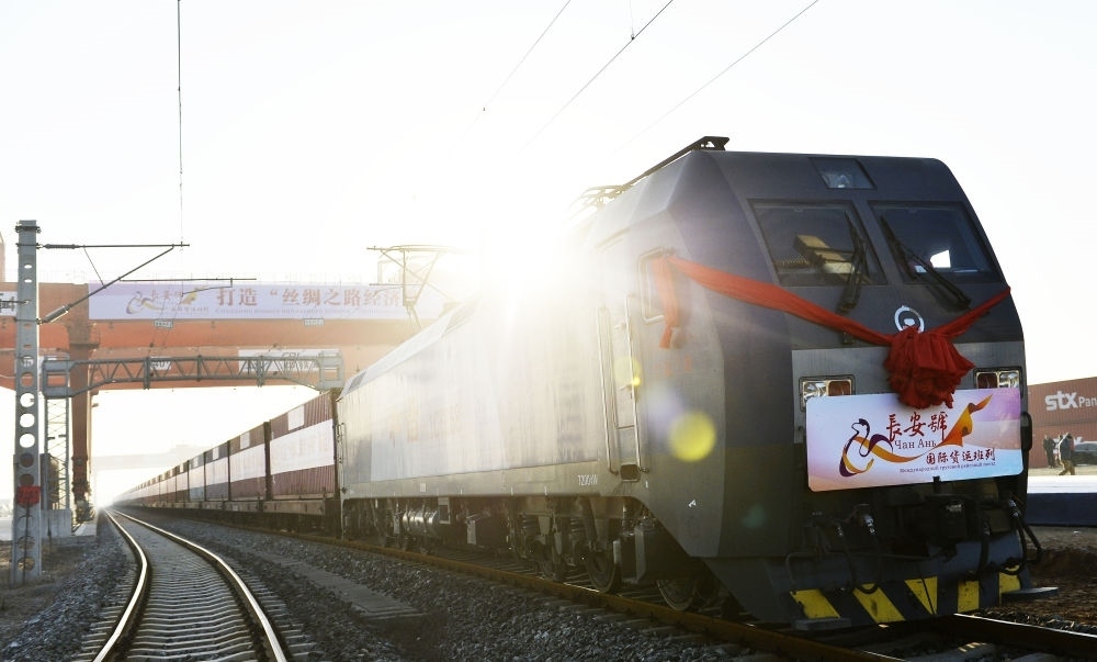 2013年11月28日，首趟由西安發(fā)往哈薩克斯坦阿拉木圖的長安號國際貨運(yùn)列車等待出發(fā)。新華社記者 劉瀟 攝