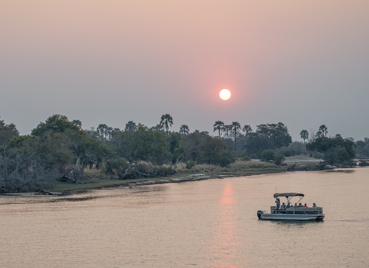 8月23日，在贊比亞拍攝的贊比西河上的游船。