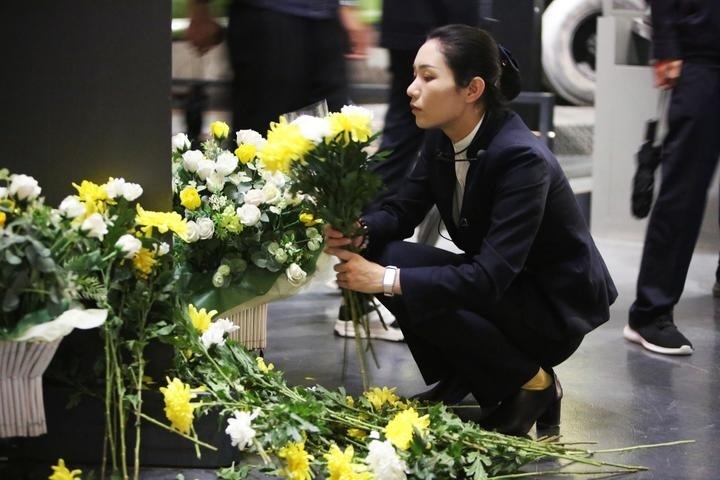 9月18日，工作人員在侵華日軍第七三一部隊(duì)罪證陳列館整理花束。新華社記者 石楓 攝