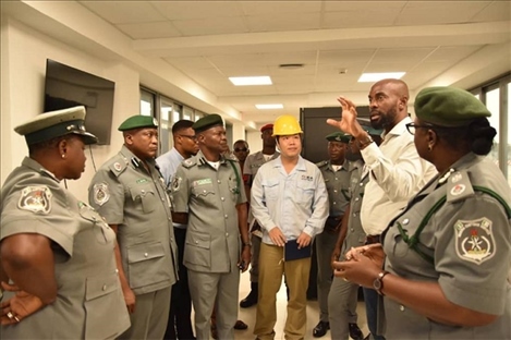 萊基港員工向海關(guān)工作人員講解掃描儀使用方法。受訪者供圖