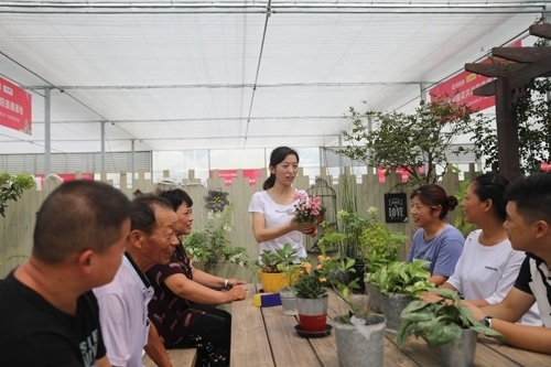 李敏向村民講授花木直播經(jīng)驗(yàn)。受訪者供圖