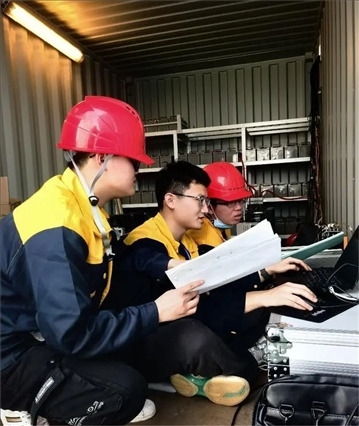 △2022年，長征十一號運載火箭在我國黃海以“一箭五星”方式成功發(fā)射。哈爾濱工程大學(xué)船海結(jié)構(gòu)物安全與舒適性團隊為發(fā)射船進行結(jié)構(gòu)動態(tài)監(jiān)測。