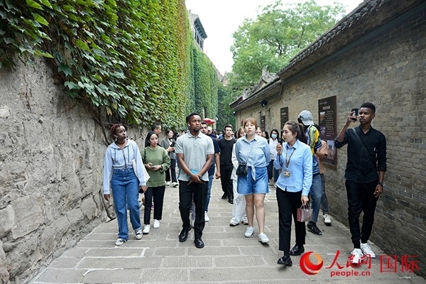 選手們認(rèn)真聆聽(tīng)導(dǎo)游講解。人民網(wǎng) 盧鵬宇攝