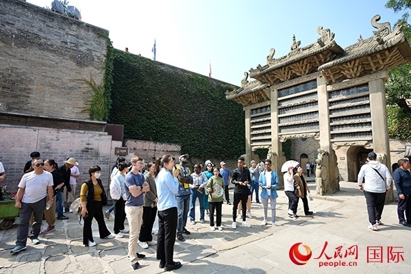 選手們認(rèn)真聆聽(tīng)導(dǎo)游講解。人民網(wǎng) 盧鵬宇攝