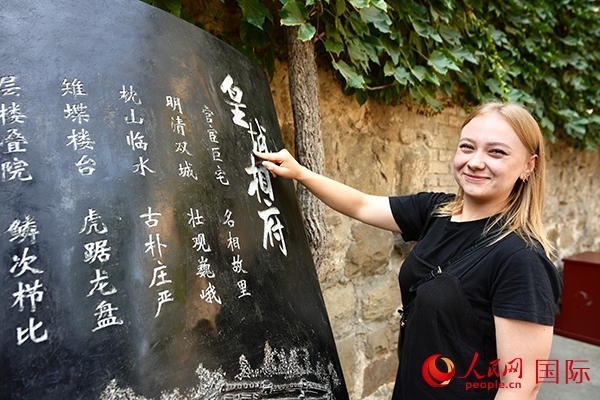 選手金雪花（波蘭）在古堡內(nèi)留影。人民網(wǎng) 盧鵬宇攝