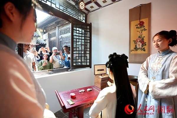 選手們觀看表演。人民網(wǎng) 盧鵬宇攝