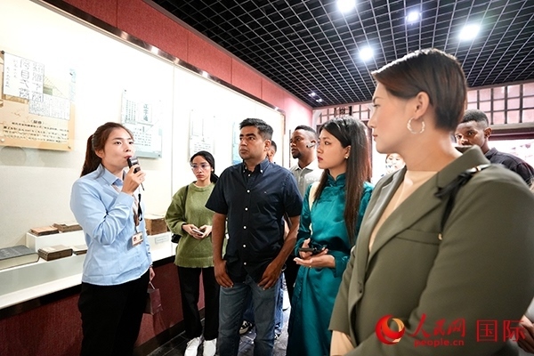 選手們認(rèn)真聆聽(tīng)導(dǎo)游講解。人民網(wǎng) 盧鵬宇攝