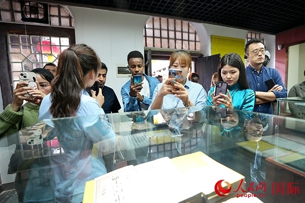 選手們認(rèn)真聆聽(tīng)導(dǎo)游講解。人民網(wǎng) 盧鵬宇攝