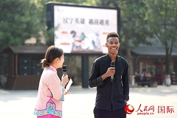 選手王安（乍得）挑戰(zhàn)“漢字英雄·越戰(zhàn)越勇”游戲。人民網(wǎng) 盧鵬宇攝