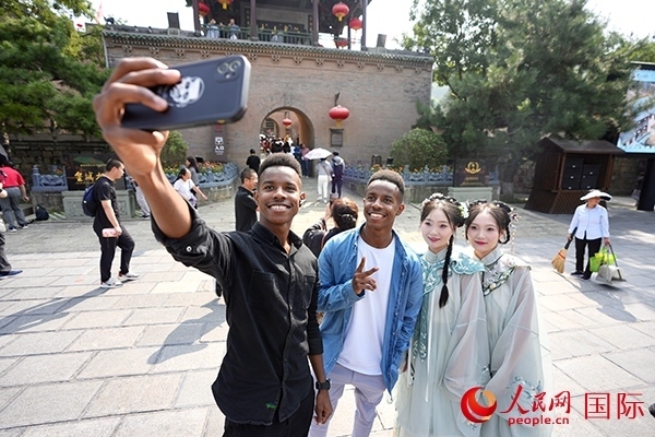 兩對(duì)雙胞胎偶遇合影。人民網(wǎng) 盧鵬宇攝