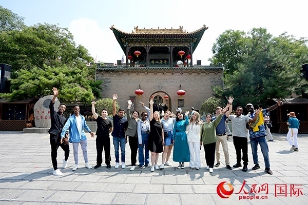 選手們?cè)谟鶗?shū)樓前合影。人民網(wǎng) 盧鵬宇攝