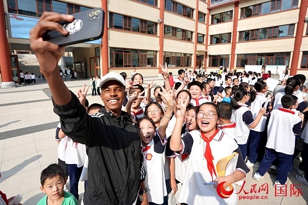 選手和學(xué)生們合影。人民網(wǎng) 盧鵬宇攝