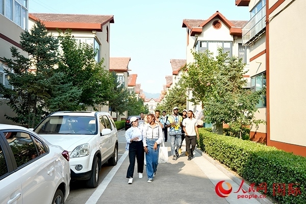 選手們?cè)诨食谴鍏⒂^。人民網(wǎng) 盧鵬宇攝