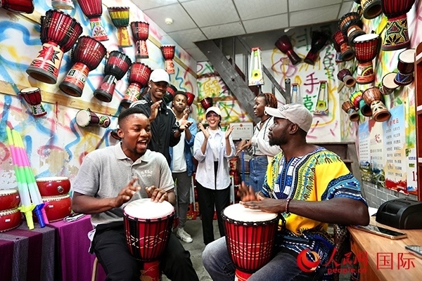 選手們敲起非洲鼓。人民網(wǎng) 盧鵬宇攝