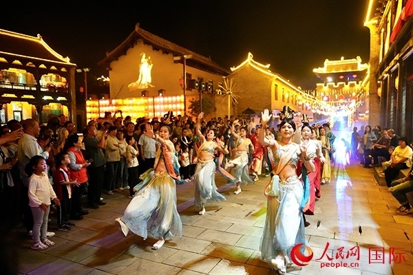 古城巡游隊伍。人民網(wǎng) 盧鵬宇攝