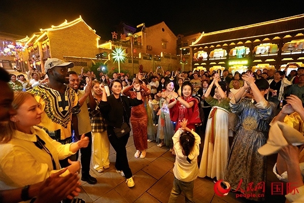 選手們和演員們一起舞蹈。人民網(wǎng) 盧鵬宇攝