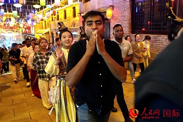 選手體驗古城巡游。人民網(wǎng) 盧鵬宇攝