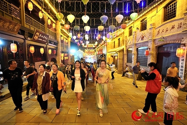 選手體驗古城巡游。人民網(wǎng) 盧鵬宇攝