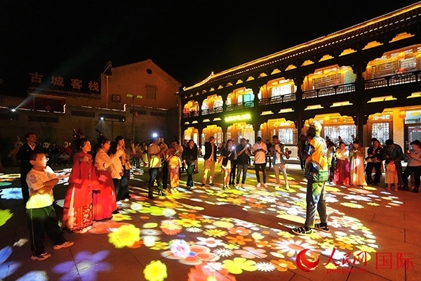 選手們和演員們一起載歌載舞。人民網(wǎng) 盧鵬宇攝