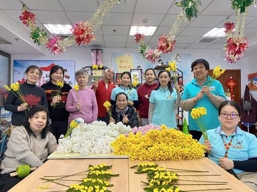 唐占鑫帶領(lǐng)團(tuán)隊(duì)為2022年北京冬奧會(huì)和冬殘奧會(huì)制作頒獎(jiǎng)花束。受訪者供圖