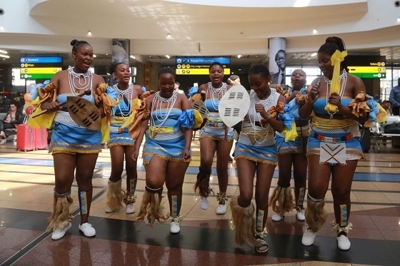 當(dāng)?shù)孛癖姎g迎中國(guó)旅行團(tuán)。北青旅提供