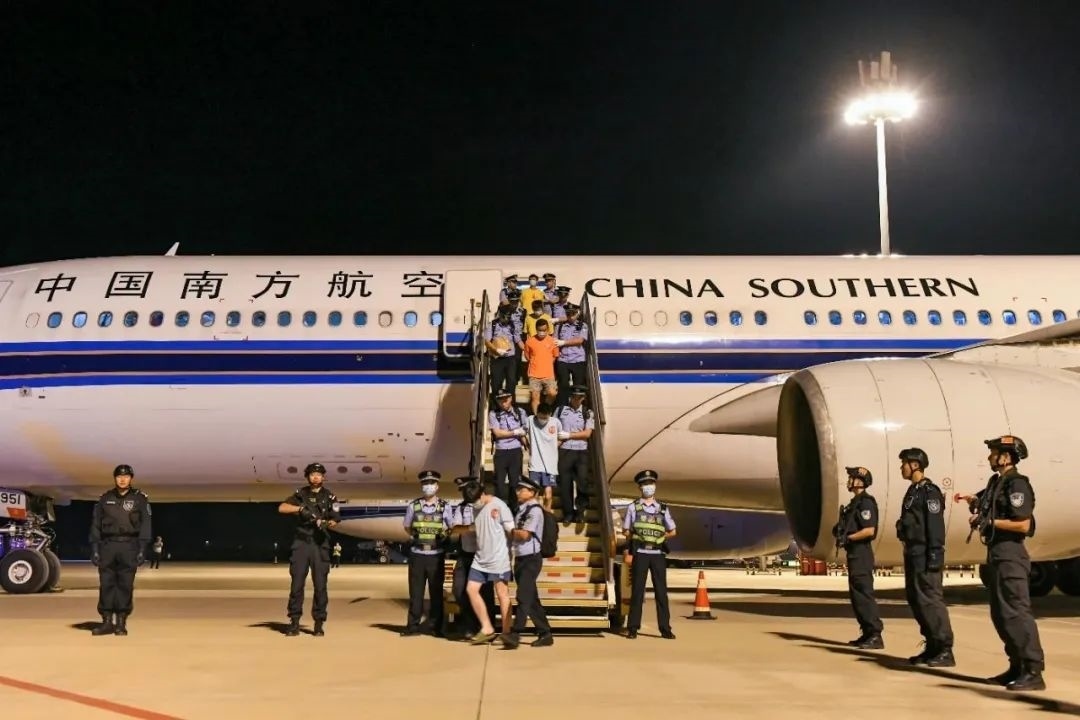 153名實施跨境裸聊敲詐的犯罪嫌疑人從印度尼西亞被押解回國。公安部供圖