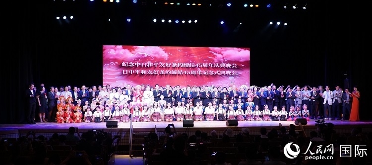 出席晚會的嘉賓與演員合影留念。人民網(wǎng) 蔣曉辰攝