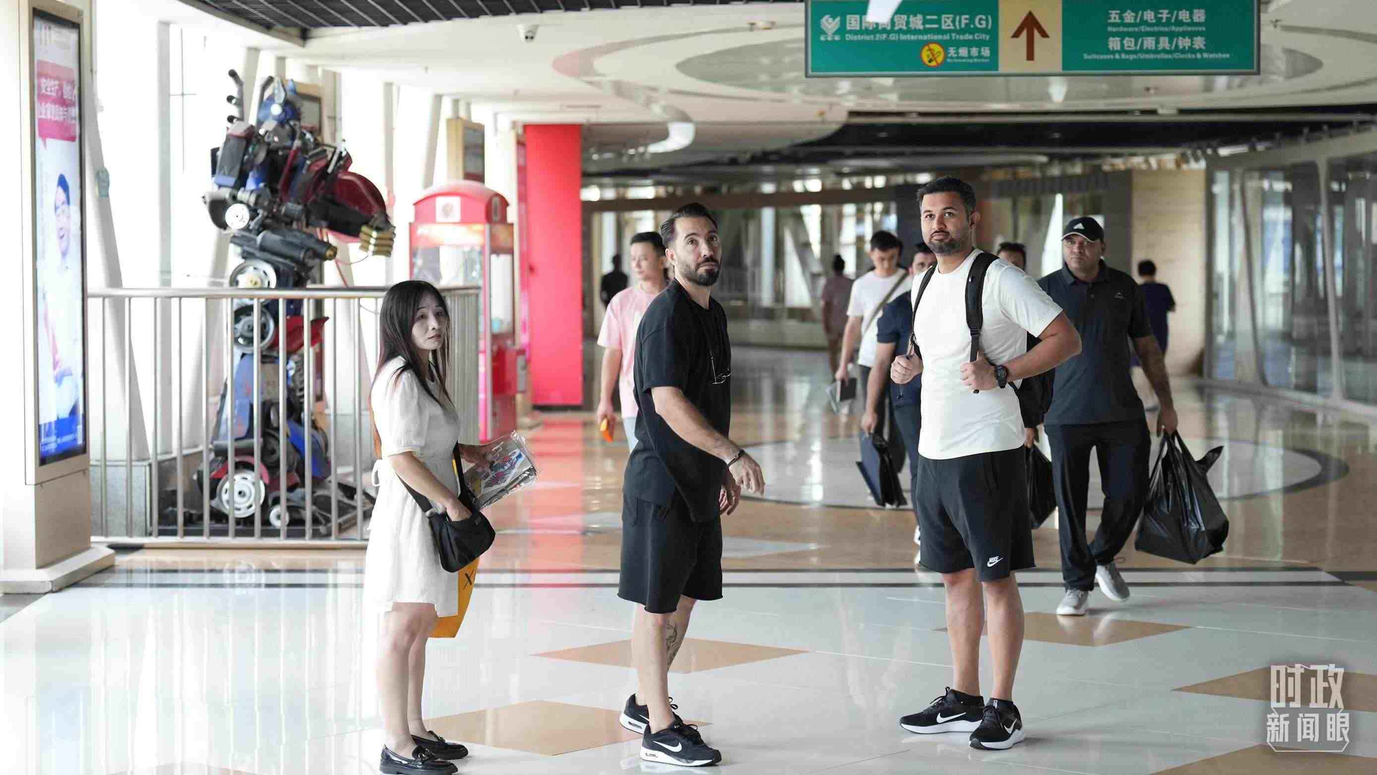 △義烏國際商貿(mào)城內(nèi)，來自世界各地的外商。（總臺國廣記者李晉拍攝）