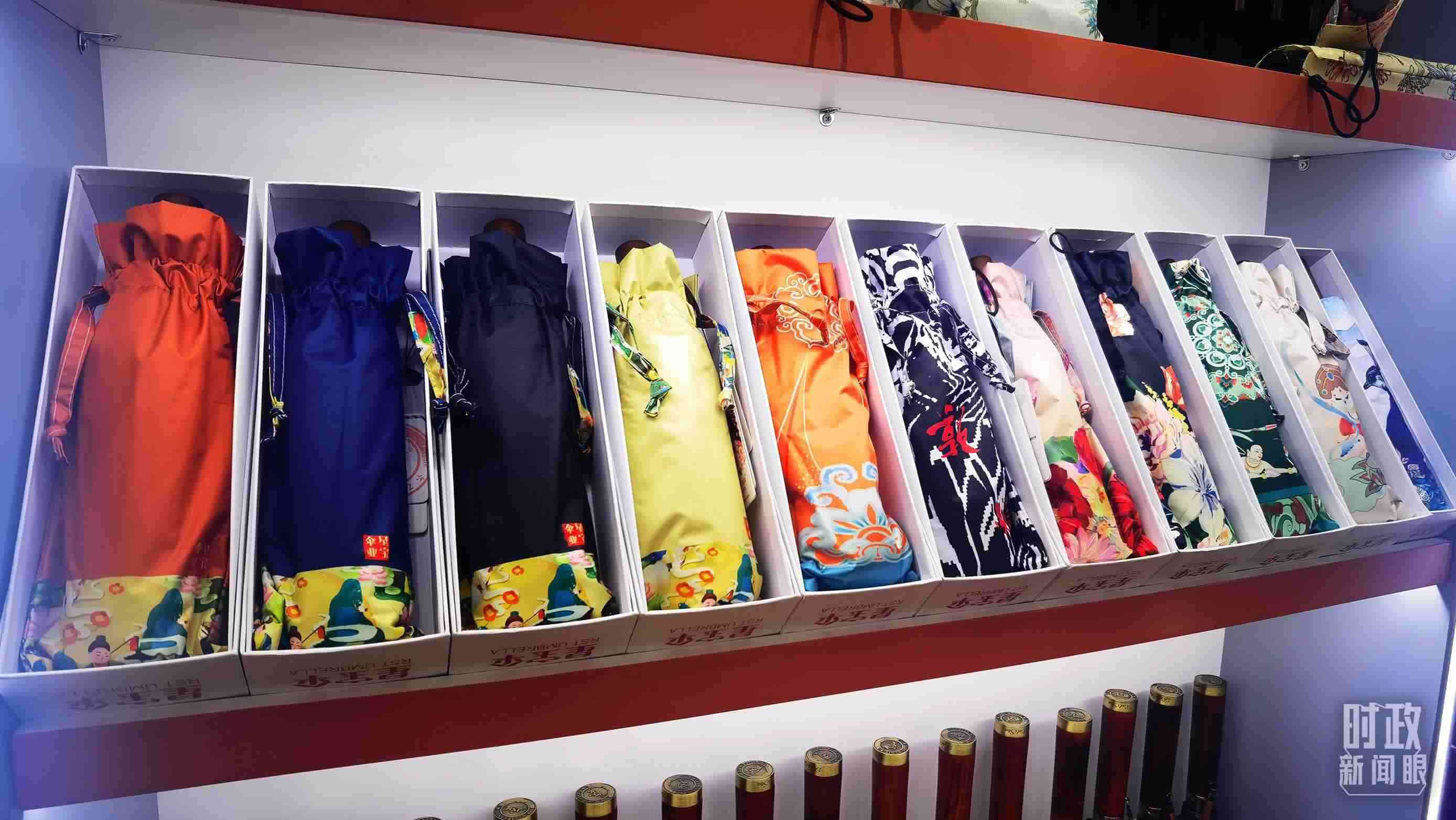 △商貿(mào)城內(nèi)的一家傘鋪，貨架上擺放著包裝精美的雨傘。（總臺央視記者范學(xué)禹拍攝）